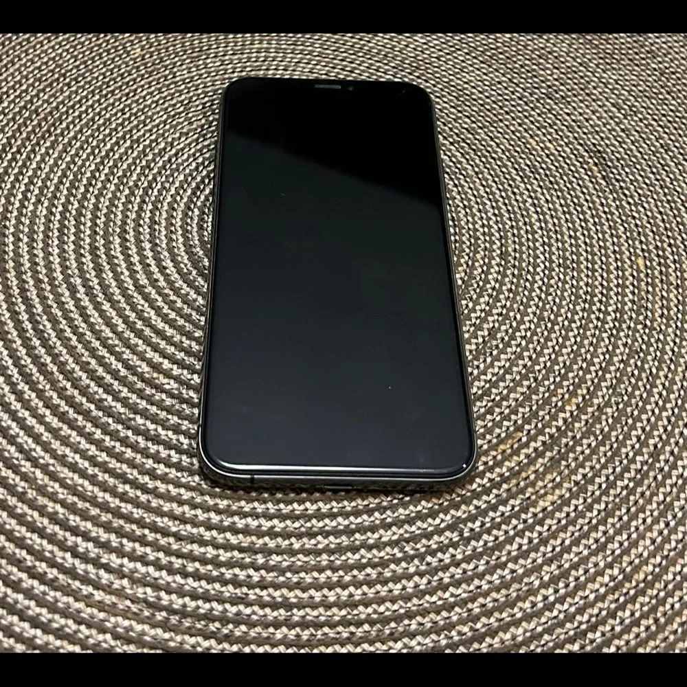 - iPhone XS 64 GB AT&T color black